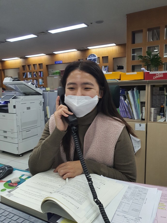 군포2동 행정복지센터 소속 김초롱 주무관이 전화로 민원에 응대하고 있다. 사진=군포시청