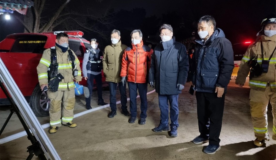 이천시가 지난 10일 오후 6시 9분께 발생한 설봉산 산불 야간 진화에 총력 대응을 펼쳤다. 사진=이천시청