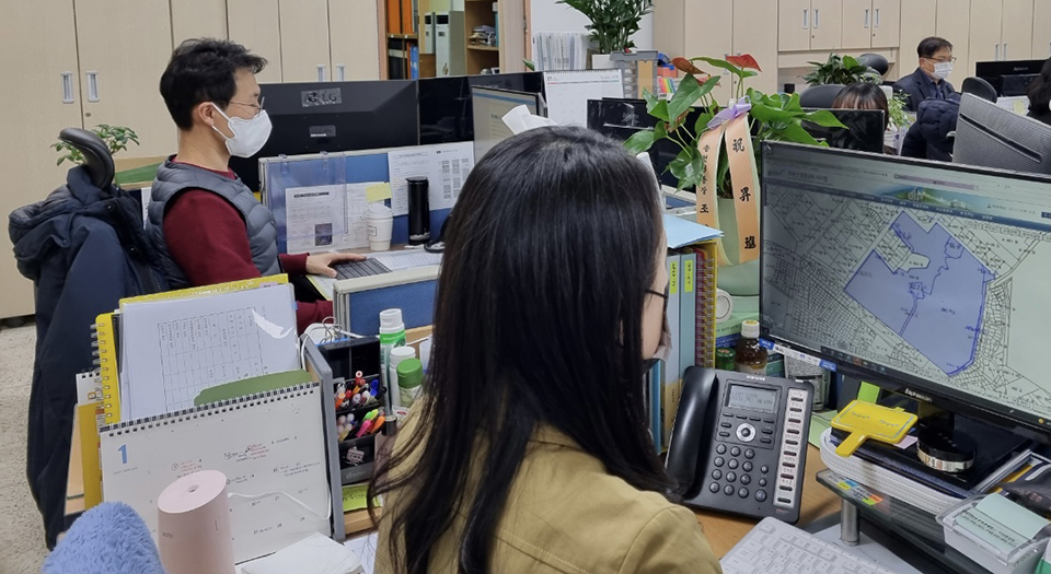 인천 동구가 전국 최초로 지적공부 위치표현 기준을 국제표준인 세계측지계로 좌표변환하고 전면 시행에 나섰다. 사진=인천 동구청