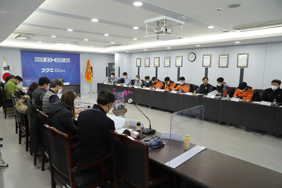 화성시는 19일 경기도, 고양시, 파주시, 경기도 소방재난본부, 도로교통공단 등이 화성소방서를 찾아 시가 전국 최초로 구축한 양방향 긴급차량 우선신호제어시스템의 시범운영 현황을 벤치마킹했다고 밝혔다. 사진=화성시청