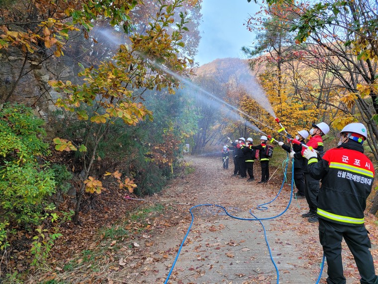 군포시 산불전문예방진화대원들이 산불진화 훈련을 하고 있다. 사진=군포시청