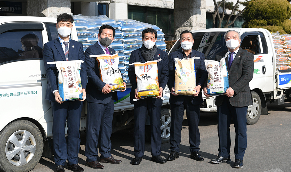 안산시가 26일 NH농협 안산시지부와 지역농협조합 군자농협, 반월농협, 안산농협으로부터 사랑의 쌀 1천4포를 기탁받았다. 사진=안산시청