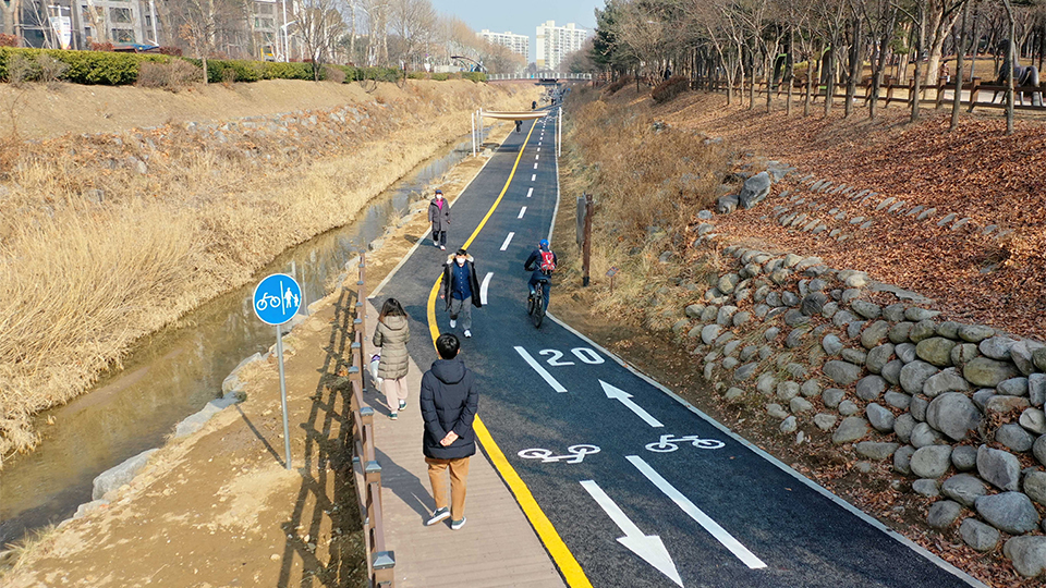확장공사가 완료된 양재천 보행로와 자전거도로의 모습. 사진=과천시청