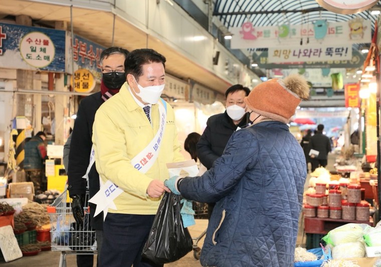 최대호 안양시장이 설 연휴를 앞두고 전통시장에 방문해 상인들을 격려하고 있다. 사진=안양시청