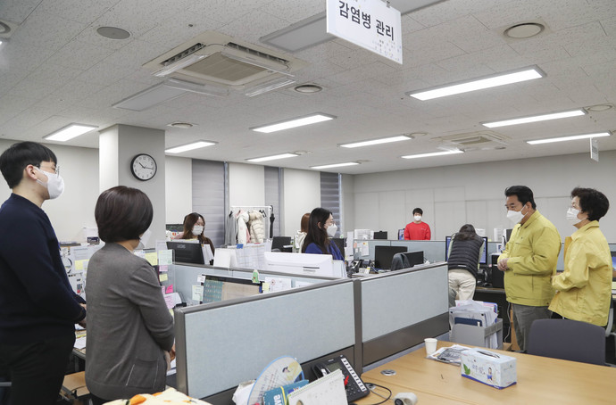 백군기 용인시장이 설 연휴가 시작된 29일 연휴도 반납하고 코로나19 방역 업무를 하고 있는 수지구 보건소를 방문해 직원들을 격려하고 이야기를 나누고 있다. 사진=용인시청