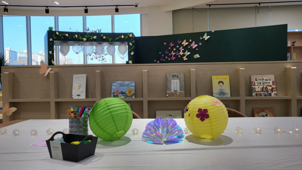 1.(사진)포일어울림도서관 전시 (2)