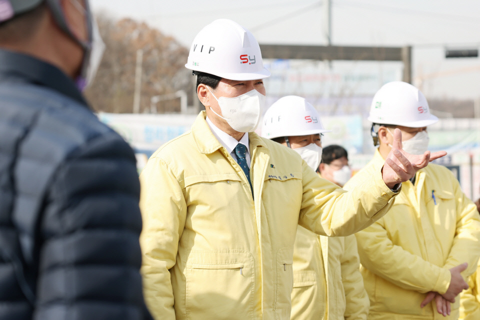 김상돈 의왕시장은 지난 9일 ‘제49차 현장행정의 날’을 맞아 시 주요 건설 사업 현장을 방문했다. 사진=의왕시청