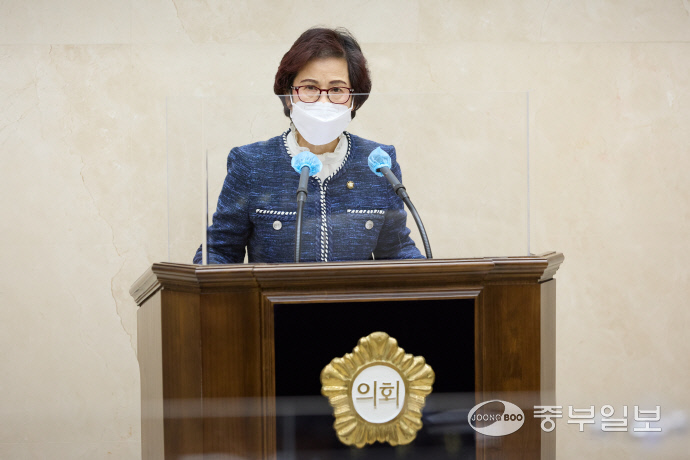 박남숙 용인시의원이 10일 5분 자유발언을 통해 용인시의 폐마스크 재생 사업에 대한 효율적인 수거 방법에 대해 발언하고 있다.사진=용인시의회