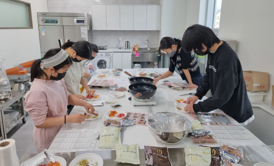 의왕시청소년육성재단 산하 의왕시학교밖청소년지원센터는 발렌타인데이를 맞아 학교 밖 청소년들을 대상으로 ‘나만의 수제 초콜릿 만들기’ 문화체험을 진행했다. 사진=의왕시청