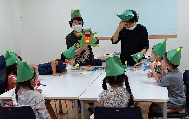 군포시 산본도서관은 정보취약계층을 대상으로 찾아가는 독서교육사업인 ‘2022년 은빛독서나눔이 파견사업’을 실시할 예정이다. 사진=군포시