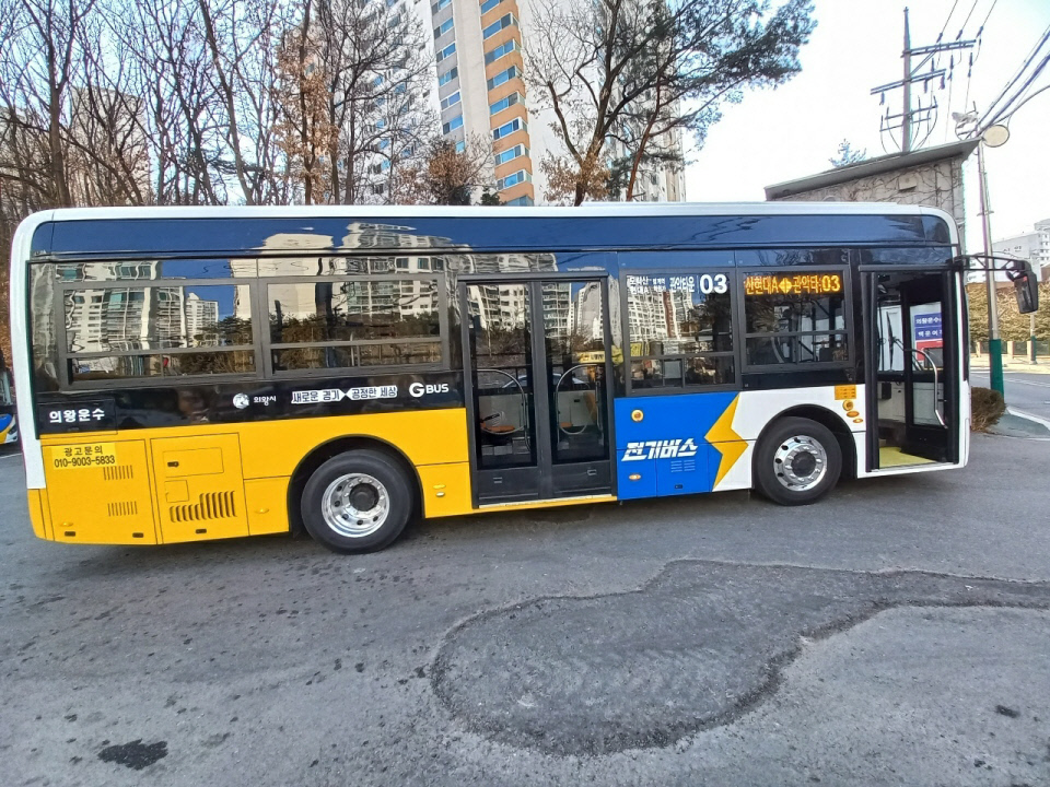 의왕시가 지난 17일 처음으로 마을버스 노선에 전기저상버스 9대를 투입해 정식운행을 시작했다. 사진=의왕시청