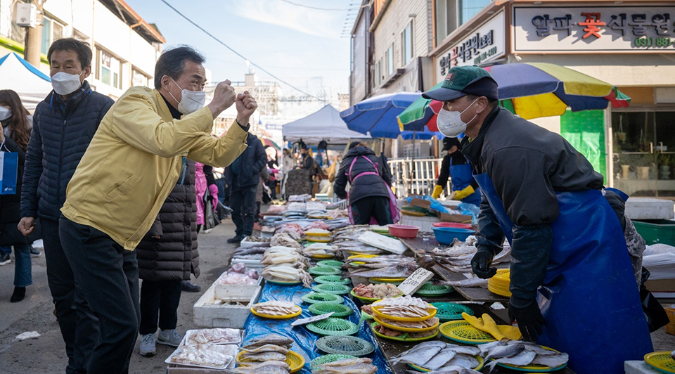 이항진 여주시장이 설 연휴인 지난달 30일 전통시장을 방문해 상인들을 격려했다. 사진=여주시청