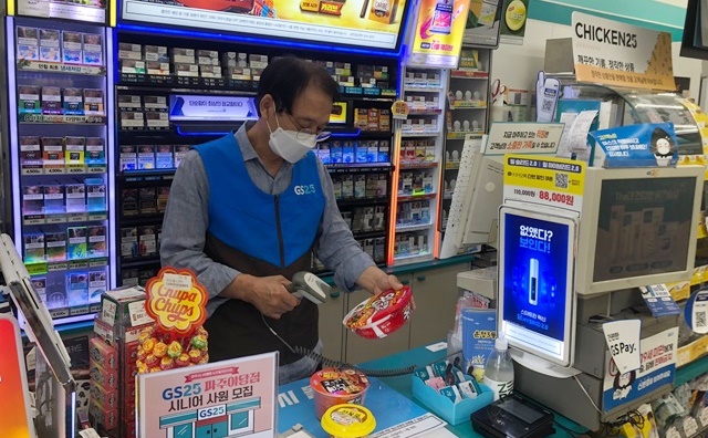 파주시가 경기도 노인일자리 초기투자사업인 ‘경기-GS시니어동행편의점’을 연중무휴 운영중이다. 사진=파주시청