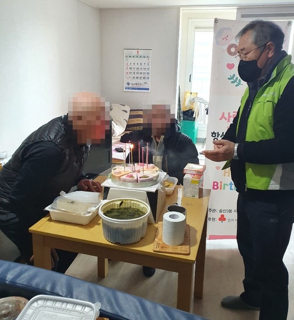 의정부시 송산3동지역사회보장협의체는 지난 4일 팔순을 맞은 홀몸 어르신 댁을 직접 찾아가 어르신만을 위한 소박하지만 특별한 생신축하연을 열었다. 사진=의정부시청
