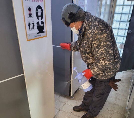 의정부시가 신종 코로나바이러스 감염증(코로나19) 확산 예방과 공중화장실의 이용객 증가에 대비해 깨끗하고 안전한 공중화장실을 제공을 위해 관내 공중화장실에 대해 안전관리·청소실태 일제점검을 실시했다. 사진=의정부시청