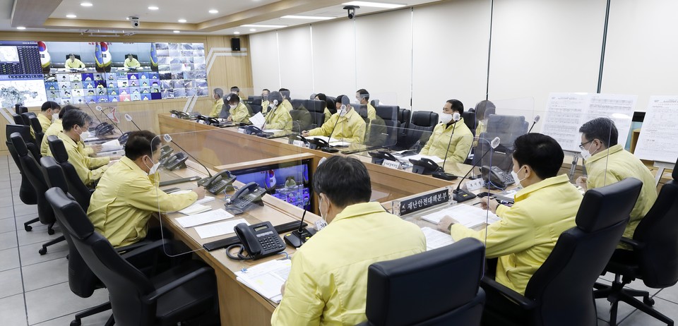 화성시는 7일 서철모 화성시장이 시청 재난상황실에서 부시장, 실국장 등이 참석한 가운데 특별방역대책회의를 개최하고 고강도 대응 시스템 마련에 나섰다고 밝혔다. 사진=화성시청