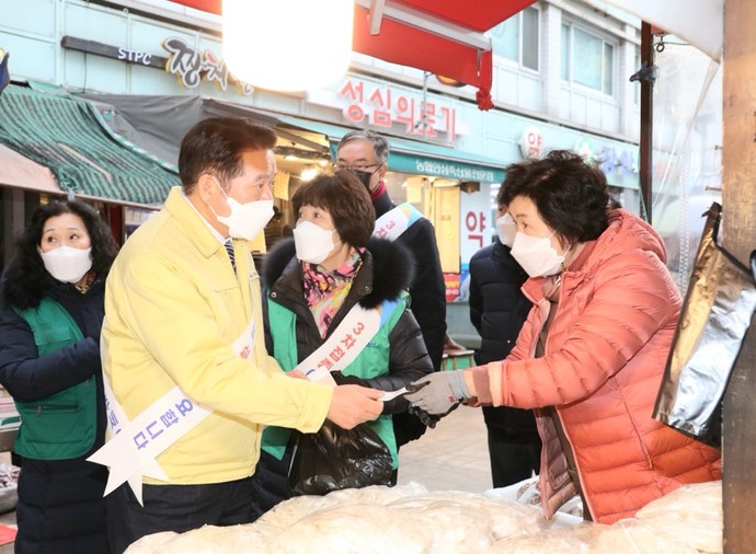 안양시가 8일 발표한 관내 소상공인과 전통시장 실태조사 결과에 의하면, 지역의 소상공인 대부분은 시의 지원사업 중 시장바우처사업을 5점 만점에 4.33점으로 가장 높게 평가했다. 사진=안양시청