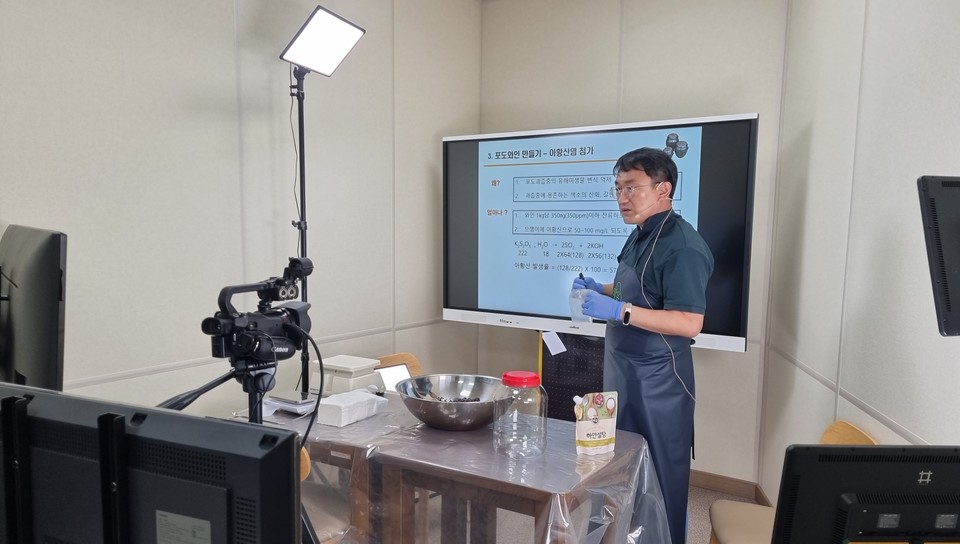 이천시농업기술센터는 지난달 25일 경기도농업기술원에서 주관한 ‘2021년 농업인대학 운영평가 발표 경진대회’ 에서 최우수상을 수상했다. 사진=이천시청