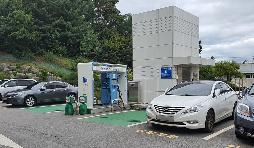 의정부시는 전기자동차 충전구역 내 충전방해행위 단속대상 확대에 따라 공공시설 내 충전방해행위에 대한 집중단속을 실시한다. 사진=의정부시청