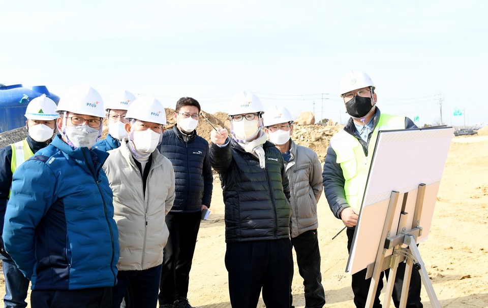 최종환 시장은 9일 파주읍 봉암리 일원에 추진중인 파주센트럴밸리 일반산업단지 진입도로 건설현장을 방문해 공사 진행사항에 대한 현장점검을 실시했다. 사진=파주시청