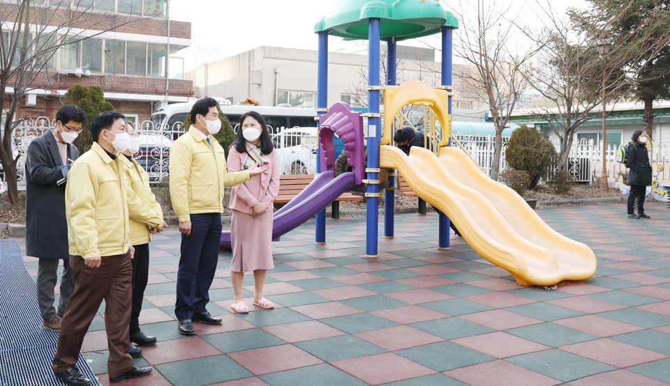 김상돈 의왕시장이 공공건축물 그린리모델링 사업이 예정된 밝은누리 시립어린이집을 방문, 공사 추진 전 중점 추진해야 할 시설개선 사항에 대해 어린이집 관계자와 의견을 나누며 현장 소통을 했다. 사진=의왕시청