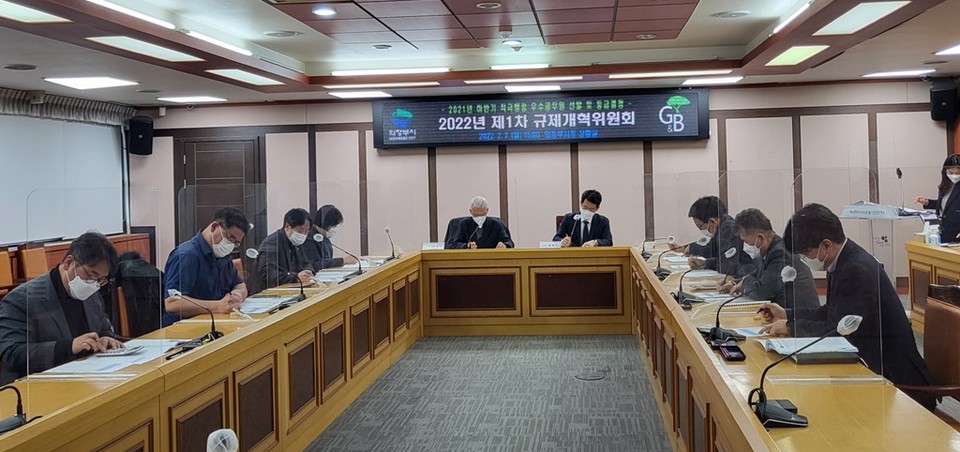 의정부시가 지난 7일 제1차 규제개혁위원회를 개최해 공공의 이익을 위해 적극적으로 업무를 추진해 성과를 낸 공무원 4명을 2021년 하반기 적극행정 우수공무원으로 선발했다. 사진=의정부시청