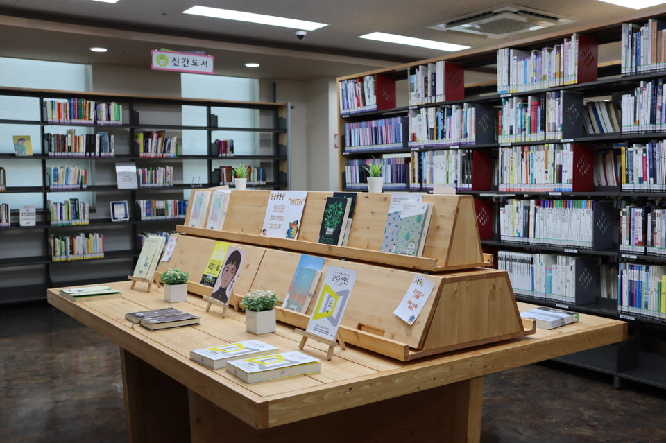 의왕 내손도서관에서는 시민들의 독서 흥미 유발을 위해 각 자료실별 전시 공간에 다양한 주제의 도서를 전시한다. 사진=의왕시청