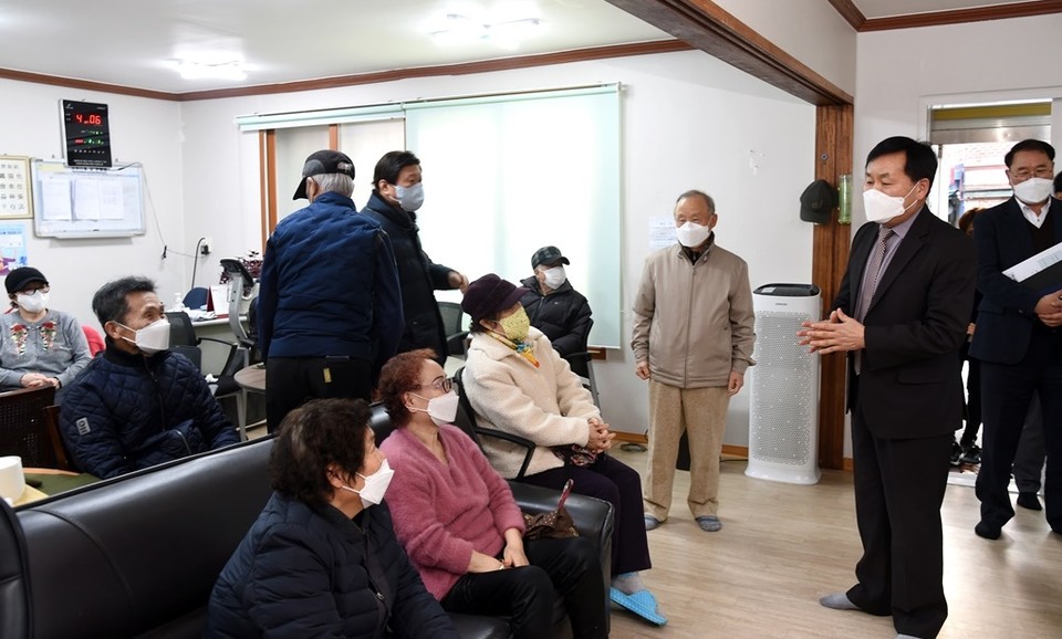 의정부시는 지난 9일 의정부형 노인 친화적 경로당 시설 조성 사업의 일환으로 경로당 안마의자 서비스를 개시하고 서비스 운영상황을 점검, 시연하는 시간을 가졌다. 사진=의정부시청