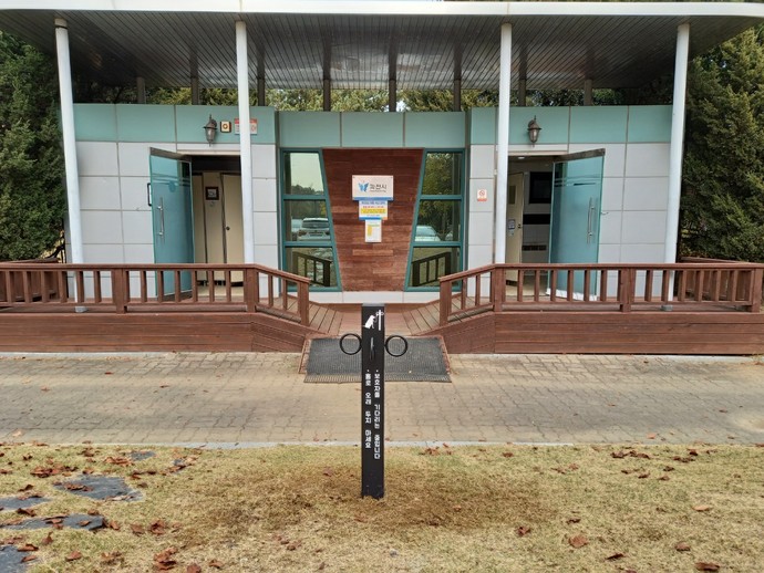 과천시는 11일부터 시행되는 동물보호법 시행규칙 개정으로 반려견 관련 안전조치가 강화되는 것과 관련해 제도 정착을 위해 오는 3월까지 집중 홍보 및 계도기간을 시행한다고 11일 밝혔다. 사진=과천시청