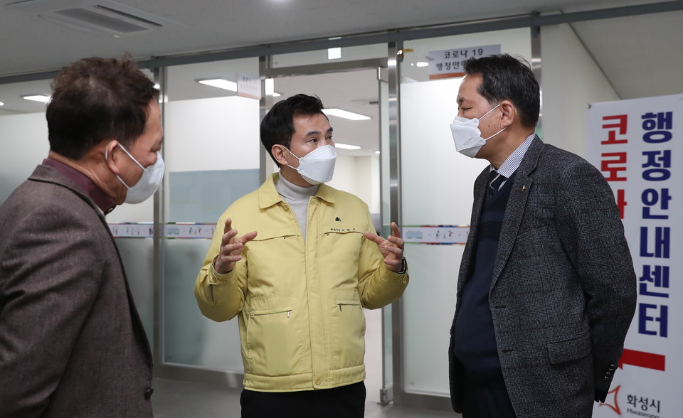 화성시는 14일 서철모 화성시장이 ‘코로나19 행정안내센터’ 현장점검을 실시했다고 밝혔다. 사진=화성시청
