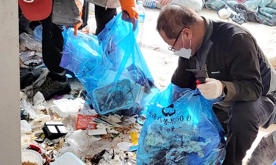 인천 동구 송현1·2동이 지난 11일 기초생활수급자 가정을 찾아 대청소 봉사활동을 진행했다. 사진=인천 동구청