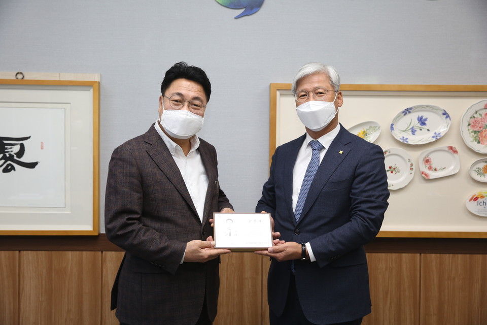 이천시는 ‘2021년 특례보증 출연실적 우수지자체’로 선정되어 16일 경기신용보증재단으로부터 감사패를 전달받았다. 사진=이천시청