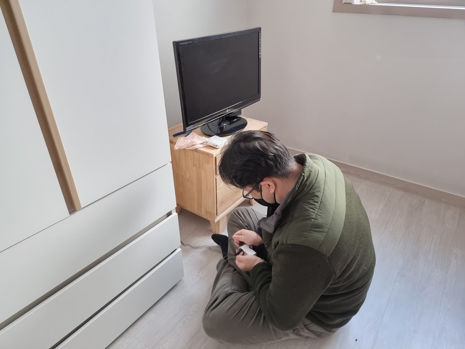 의정부시 호원1동주민센터는 지난 22일 올해 신규사업으로 취약계층 1인 가구의 안전을 돌보고 위기 상황 예방을 위한 스마트 돌봄플러그 사업을 시작했다. 사진=의정부시청