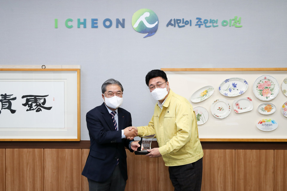 엄태준 이천시장은 지난 23일 이천 교육정책 추진과 관련해 경기도교육청과의 교육협력사업을 적극 지원, 현장중심 교육을 실현한 공로를 크게 인정받아 경기도교육감으로부터 감사패를 받았다. 사진=이천시청