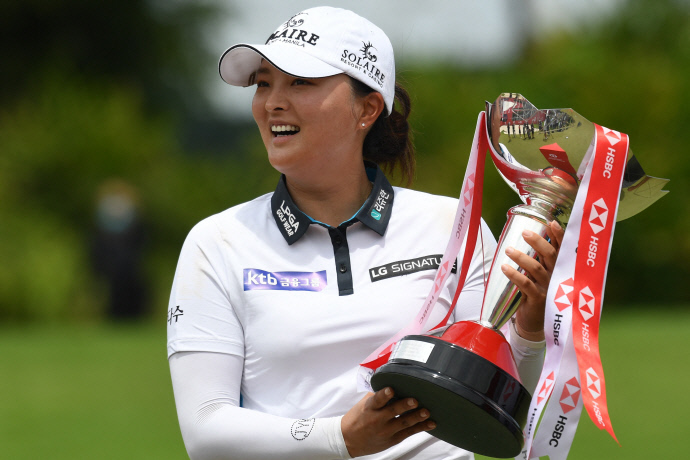 　고진영이 6일 싱가포르 센토사 골프클럽에서 열린 미국여자프로골프(LPGA)투어 HSBC 위민스 월드 챔피언십에서 우승한 뒤 트로피를 들고 기뻐하고 있다. 연합뉴스