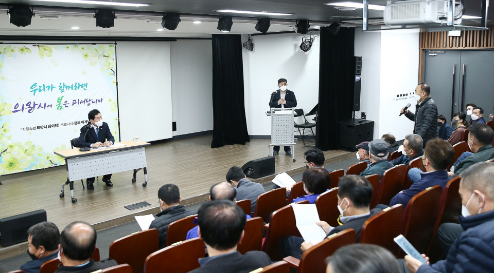 김상돈 의왕시장이 지난 30일 왕림이팝아트홀에서 신종 코로나바이러스 감염증(코로나19)로 어려움이 지속되고 있는 개인택시 운송사업자들과 대화의 시간을 가졌다. 사진=의왕시청