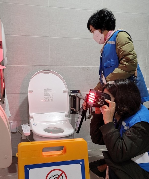 파주시는 3월부터 10월까지 관내 공중화장실에 대한 불법촬영 일제 점검 및 불법촬영 카메라 탐지 장비 4대에 대해 무료 대여 서비스를 시행한다. 사진=파주시청