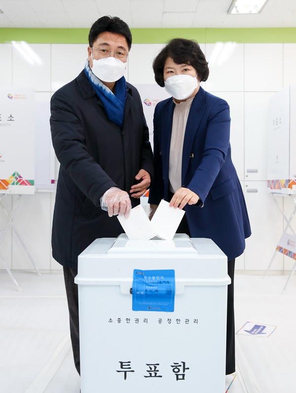 엄태준 시장이 9일 오전 9시 이천시 증포동 한내초등학교에 마련된 투표소에서 배우자 남선희 여사와 함께 투표했다. 사진=이천시