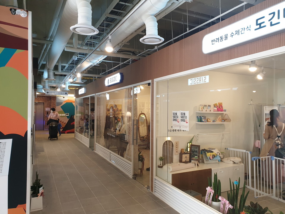 안산시가 신안코아 복합청년몰 입주를 희망하는 청년상인 3명을 추가 모집한다. 사진=안산시청