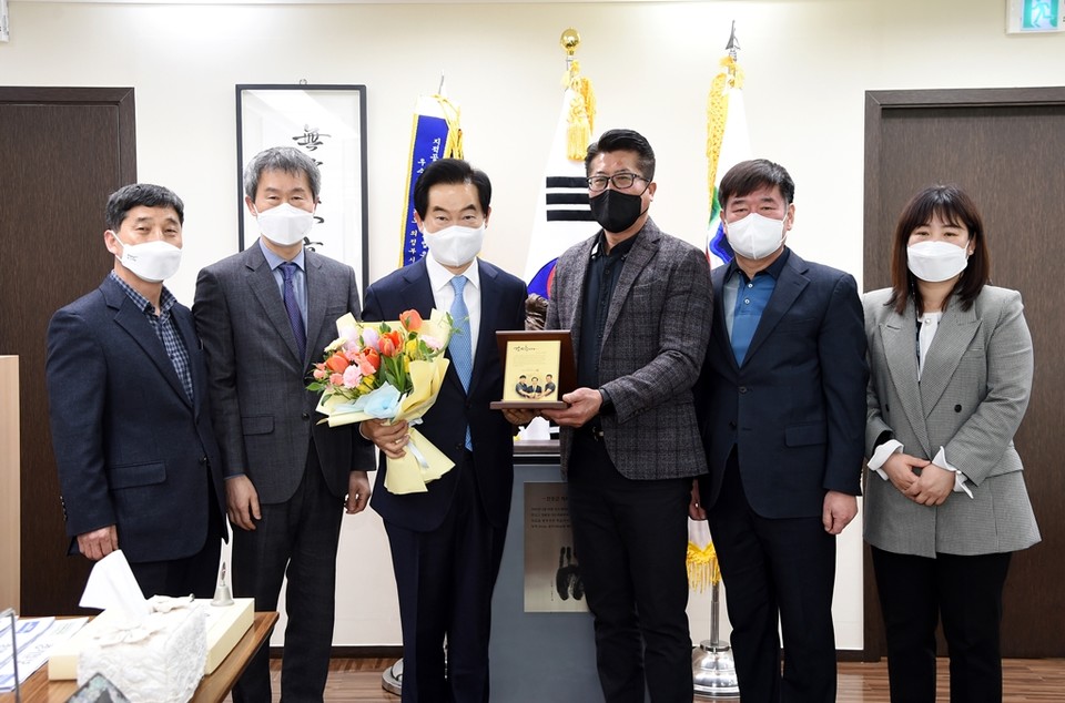 안병용 의정부시장이 의정부시배구협회로부터 시 체육발전과 배구 종목 활성화 기여에 대한 감사의 마음을 담은 감사패를 받았다. 사진=의정부시청