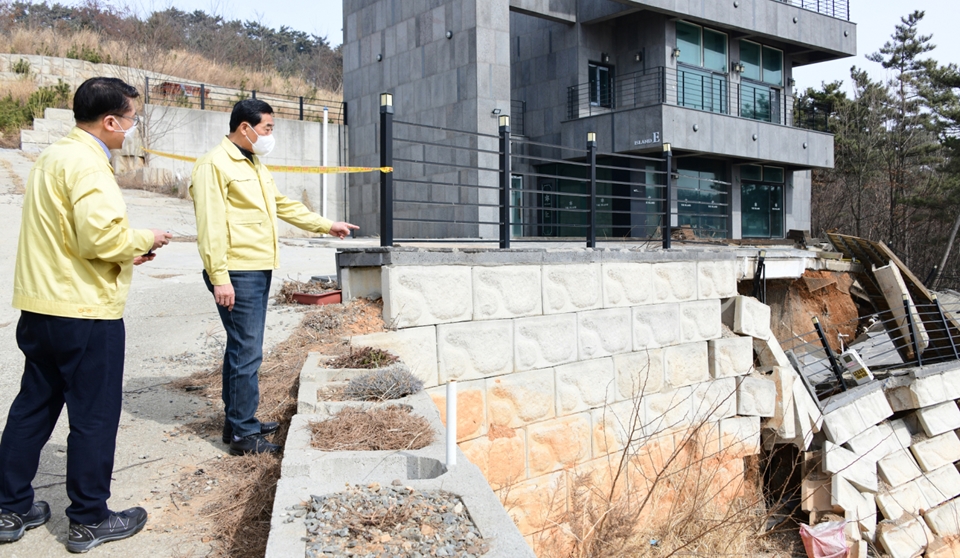 윤화섭 안산시장이 지난 10일 대부남동 옹벽붕괴 사고 현장을 둘러보고 있다. 사진=안산시청