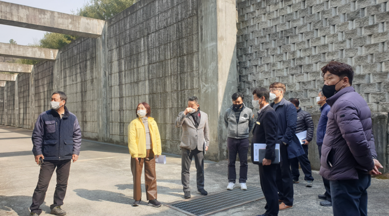 여주시는 최근 봄철이 다가옴에 따라 옹벽·석축 등 해빙기 취약시설에 대한 붕괴, 전도, 낙석 등의 안전사고 발생이 우려됨에 따라 안전점검에 나섰다. 사진=여주시청