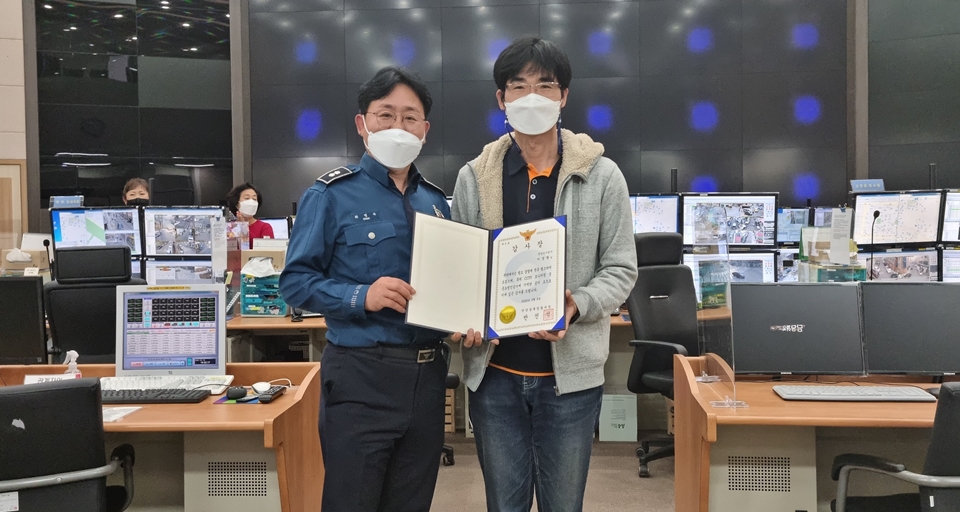 안산시 방범 CCTV 통합관제센터가 선거벽보 훼손 범죄자 검거에 기여한 공로로 감사장을 받았다. 사진=안산시청