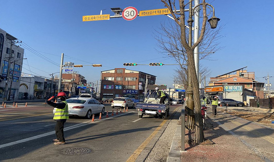 여주시가 지난 11일 여흥·중앙·오학동 도시계획도로 내 고사로 가로수 메워심기 공사를 시작했다. 사진=여주시청