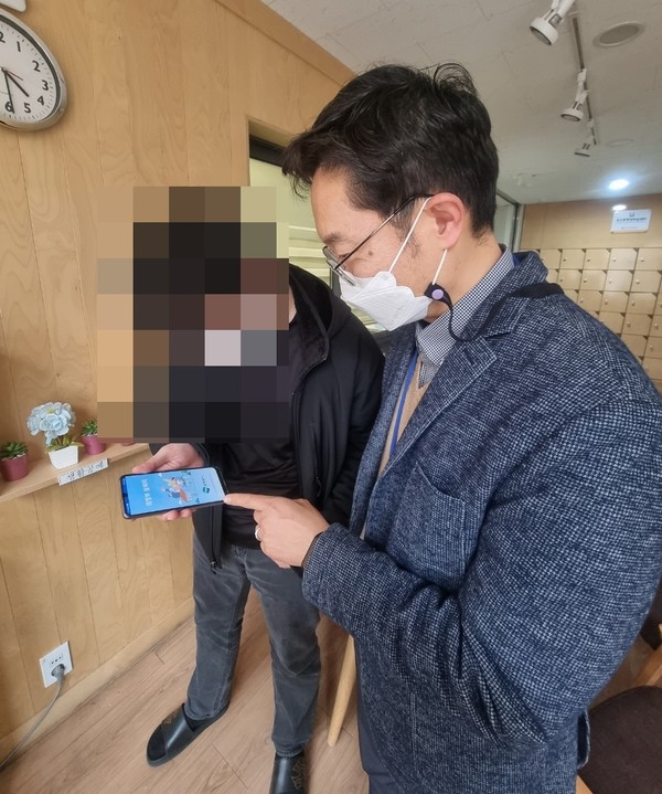 의정부 흥선동행정복지센터는 중장년 1인 위기가구 고독사 예방을 위한 스마트 비대면 안부확인 의정부 살피미 앱 사업 대상자를 발굴한다. 사진=의정부시청