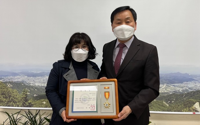 의정부시는 지난 17일 모범시민으로 선정된 김귀숙 사회복지사에게 의정부시장 표창장을 전수했다. 사진=의정부시청