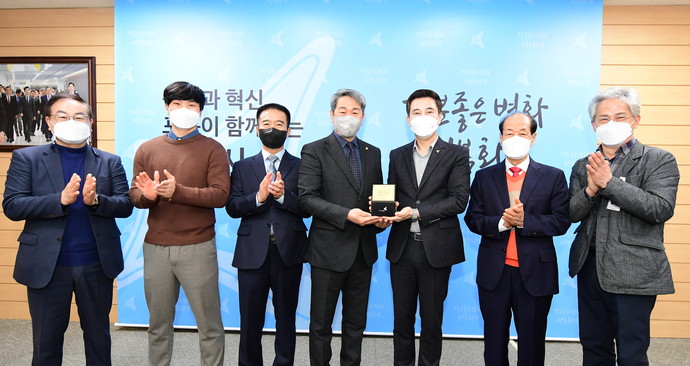 화성시는 24일 전통시장 및 상점가 상인회 임원들에 대한 격려와 애로사항 청취를 위한 정책간담회를 개최했다. 사진=화성시청