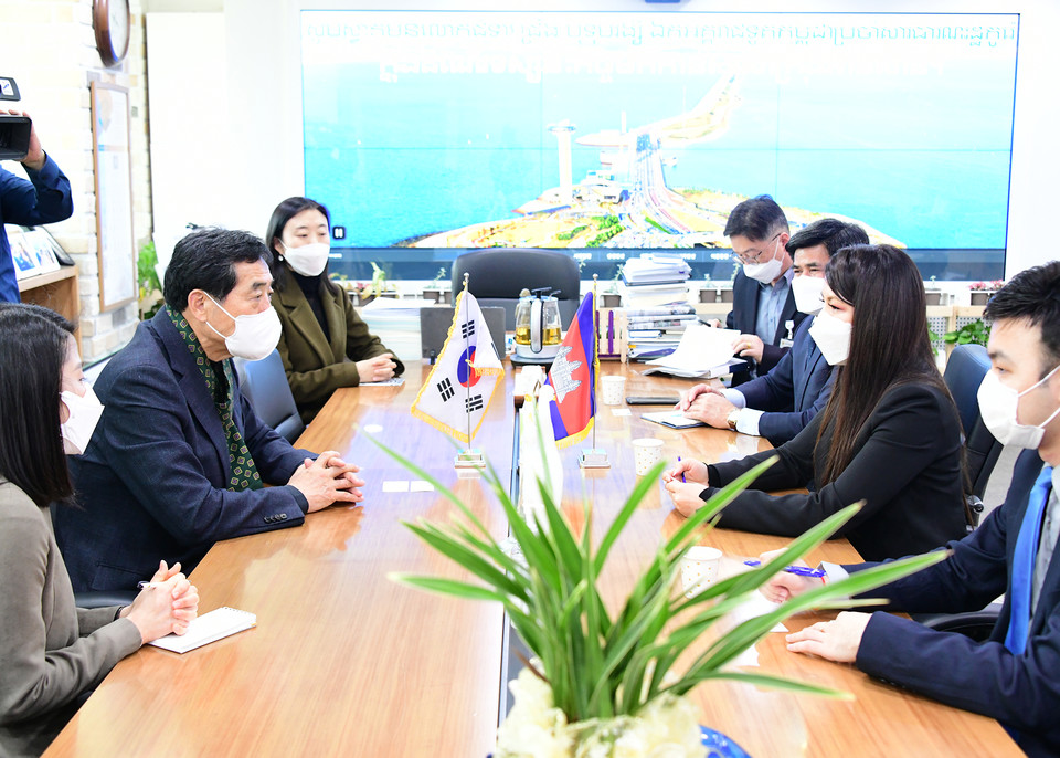 윤화섭 안산시장은 29일 집무실에서 찌릉 보톰랑세이(CHRING BOTUMRANGSAY) 주한 캄보디아 대사를 만나 환담했다. 사진=안산시청