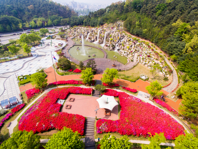 안산9경 중 하나로 시민들의 주요 휴식처로 각광받는 노적봉폭포의 물줄기가 다음달 1일부터 다시 흐른다. 사진은 노적봉 폭포 공원의 전경. 사진제공=안산시