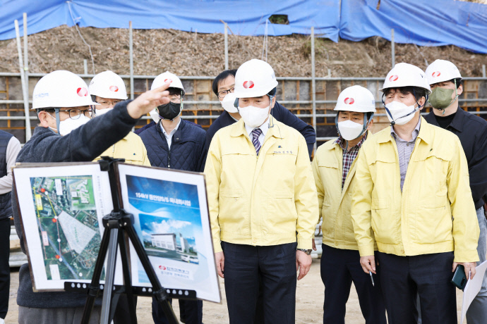 김상돈 의왕시장이 ‘제53차 현장행정의 날’을 맞아 동탄~인덕원 복선전철 사업, 내손동 변전소 옥내화 사업 등 시민 숙원사업 현장을 찾았다. 사진=의왕시청